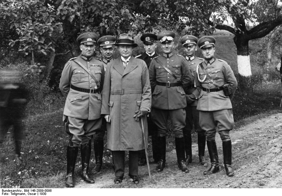 Wilhelm Groener mit Offizieren bei Rahmenübung der Reichswehr in Thüringen und Bayern (1930)